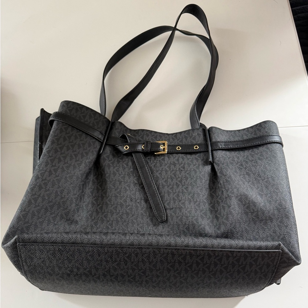 Michael Kors Emilia Large East West Bucket Tote Bag - Picture 4 of 9